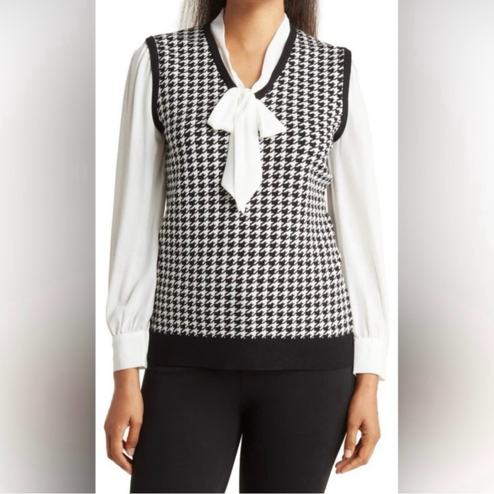 Adrianna Papell Medium Houndstooth Towfer Black and White Vest Top